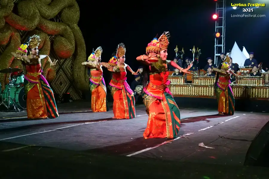 Lovina Festival 2025 — dance line